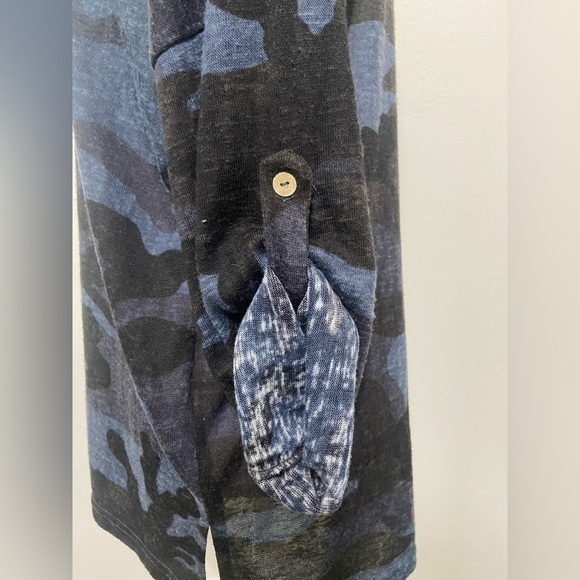 KAKTUS women's L muted blue camo print roll tab tunic with side slits EUC - Picture 7 of 7